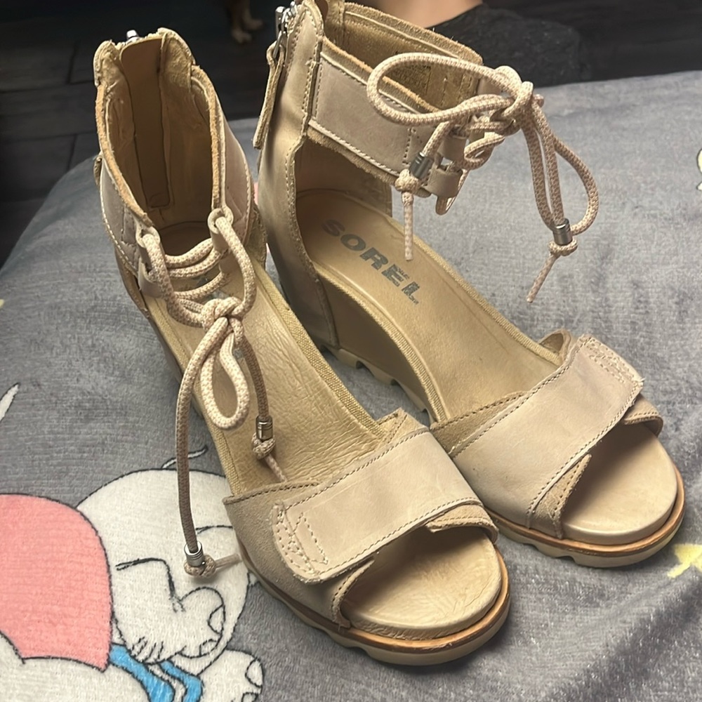 Women size 7 tan leather and canvas Sorel espadrilles Zip back and lace ups